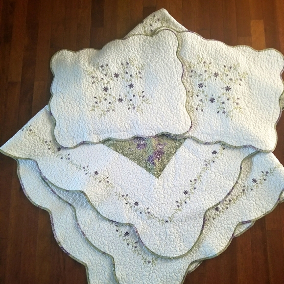 Quilter Collection Other - Stunning Scalloped Edged Quilt